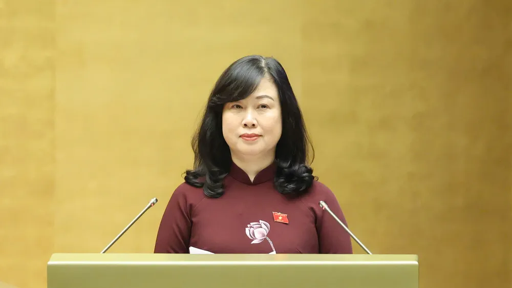 Thừa ủy quyền của Thủ tướng Chính phủ, Bộ trưởng Bộ Y tế trình bày báo cáo giải trình, tiếp thu, chỉnh lý dự thảo các Nghị quyết về y tế. Ảnh: QUANG PHÚC