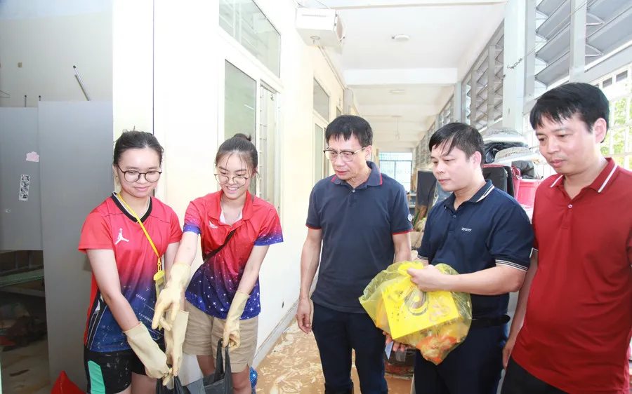 Chủ tịch Công đoàn Giáo dục Việt Nam Nguyễn Ngọc Ân (giữa) thăm hỏi sinh viên ở Đại học Thái Nguyên chịu ảnh hưởng do mưa lũ
