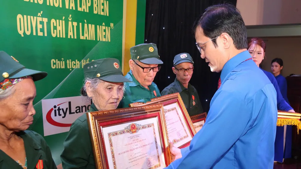 Bí thư thứ nhất Trung ương Đoàn Bùi Quang Huy trao tặng Huy chương "Thanh niên xung phong vẻ vang" cho 22 cựu thanh niên xung phong