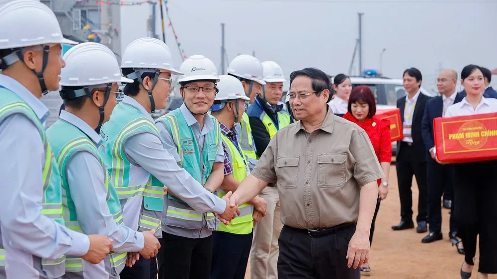 Thủ tướng Phạm Minh Chính kiểm tra tiến độ thi công Dự án Cảng hàng không quốc tế Gia Bình tại tỉnh Bắc Ninh. Ảnh: VIẾT CHUNG