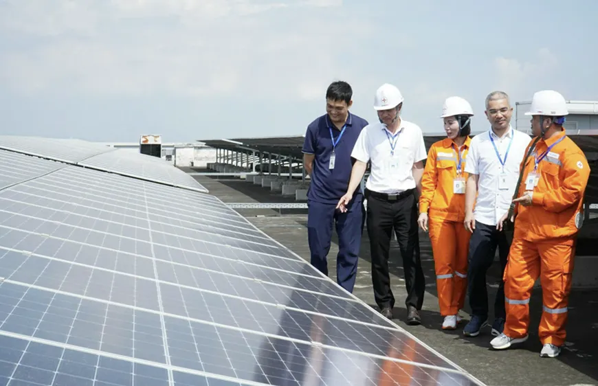 Thủ tướng đề nghị tăng cường thực thi tiết kiệm điện và phát triển điện mặt trời mái nhà