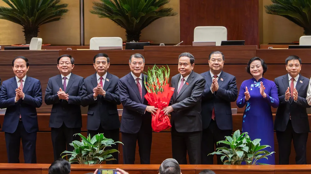 Chủ tịch Quốc hội Trần Thanh Mẫn chúc mừng Thủ tướng Lê Minh Hưng và 6 Phó Thủ tướng Chính phủ nhiệm kỳ 2026-2031. Ảnh: QUANG PHÚC