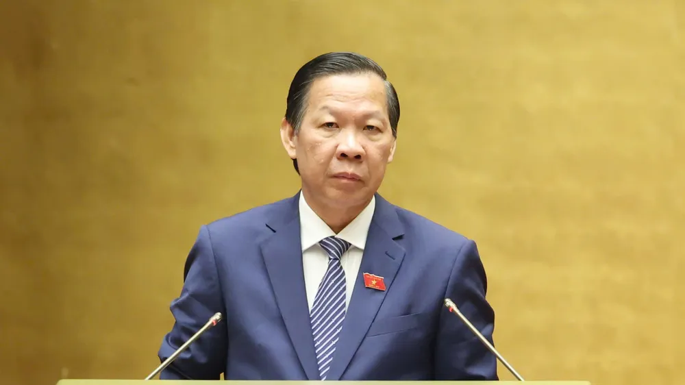 Chủ nhiệm Ủy ban Kinh tế và Tài chính của Quốc hội Phan Văn Mãi trình bày báo cáo thẩm tra, chiều 9-4. Ảnh: QUANG PHÚC