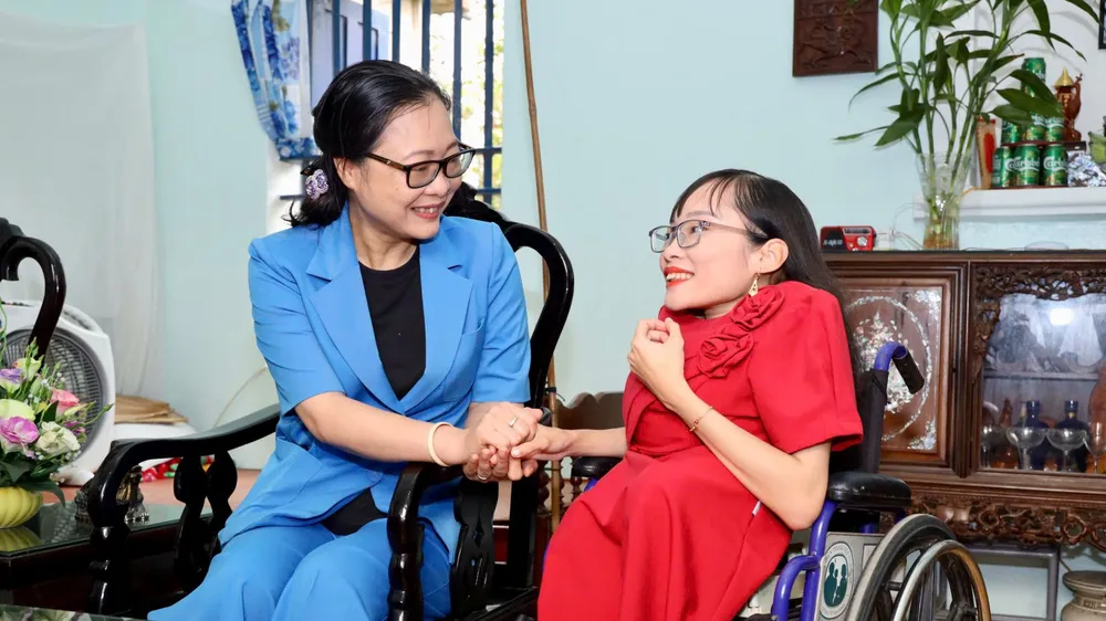 Thứ trưởng Bộ GD-ĐT Nguyễn Thị Quyên Thanh chia sẻ cùng cô Nguyễn Thị Ngọc Tâm (bìa phải)