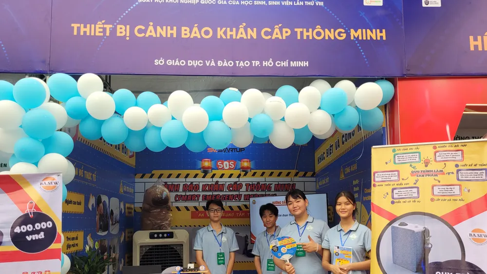 Học sinh TPHCM tham gia Ngày hội khởi nghiệp quốc gia với giải pháp thiết bị cảnh báo khẩn cấp thông minh. Ảnh: PHAN THẢO