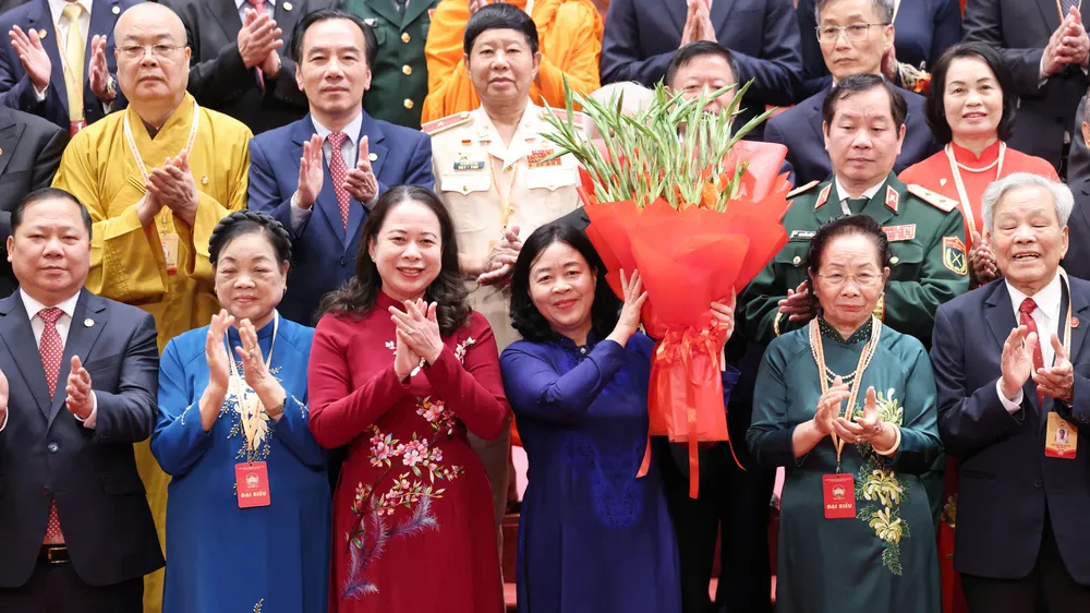 Các đại biểu chúc mừng đồng chí Bùi Thị Minh Hoài tiếp tục được hiệp thương cử giữ chức Chủ tịch Ủy ban Trung ương MTTQ Việt Nam khóa XI, nhiệm kỳ 2026-2031. Ảnh: QUANG PHÚC