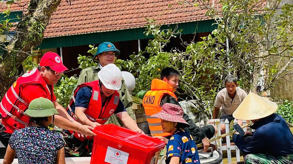 Hội Chữ thập đỏ Việt Nam tích cực tham gia hỗ trợ kịp thời đồng bào bị ảnh hưởng bởi mưa lũ năm 2025. Ảnh: VGP