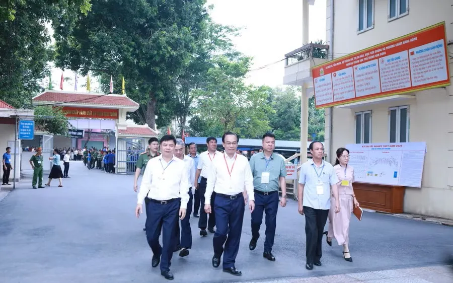 Bộ trưởng Hoàng Minh Sơn và đoàn công tác thăm Điểm thi Trường THPT Kim Động (Hưng Yên) trước giờ thi buổi sáng. Ảnh: ĐÌNH TUỆ