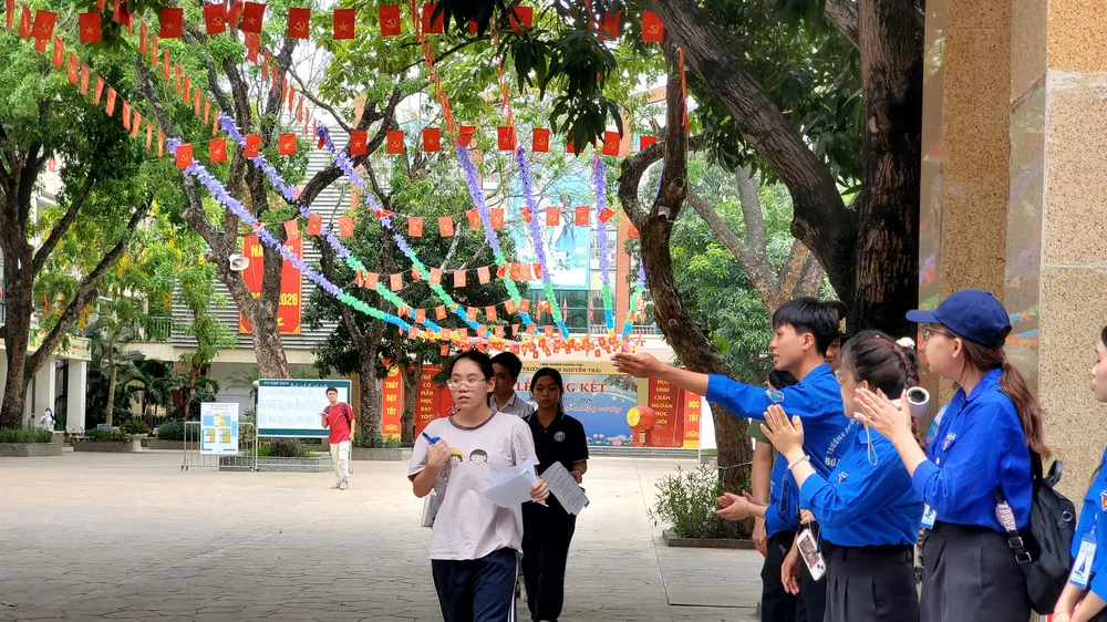 Thí sinh dự thi tốt nghiệp THPT 2026 tại điểm thi Trường THCS Nguyễn Trãi, phường Khương Đình, Hà Nội. Ảnh HÀ NGUYỄN