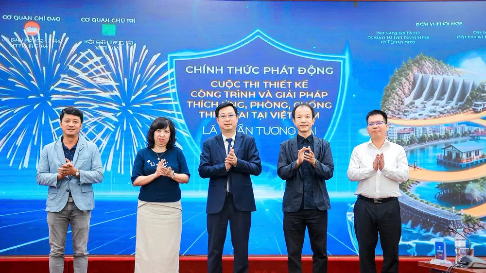 Các đại biểu thực hiện nghi thức phát động cuộc thi. Ảnh: DIỆP HƯƠNG
