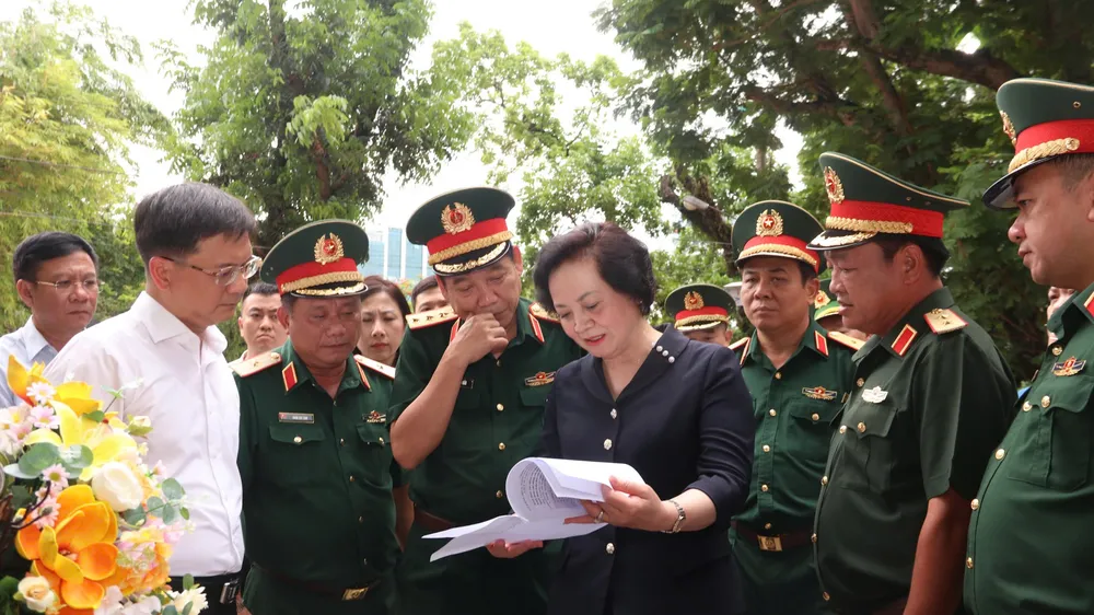 Phó Thủ tướng Phạm Thị Thanh Trà kiểm tra chương trình buổi lễ triển khai tìm kiếm, quy tập hài cốt liệt sĩ tại Công viên Lê Thị Riêng, ngày 5-7. Ảnh: XUÂN KHU