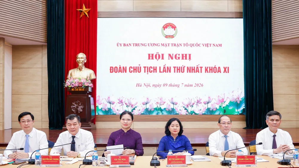 Các đồng chí lãnh đạo Ủy ban Trung ương MTTQ Việt Nam chủ trì hội nghị. Ảnh: QUANG VINH