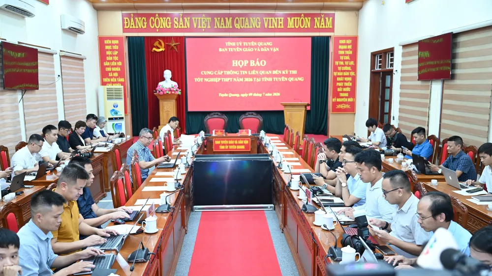 15 giờ 30 phút mới đến giờ họp báo, nhưng từ 14 giờ, đông đảo các phóng viên đã có mặt đông đủ. Ảnh: ĐỖ TRUNG