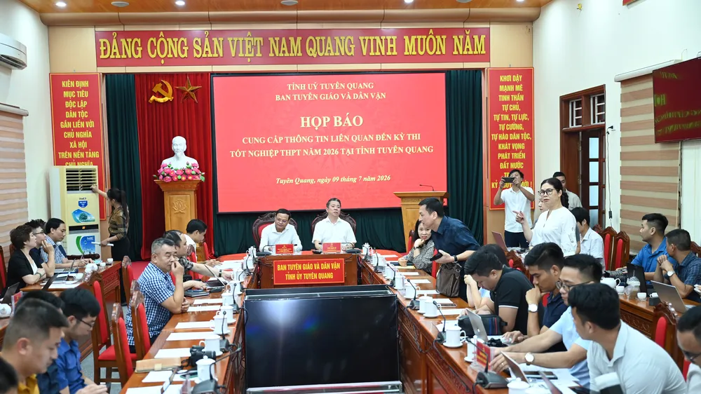Họp báo về kết quả bài thi môn Toán cao bất thường tại điểm thi Trường THPT chuyên Tuyên Quang. Ảnh: ĐỖ TRUNG