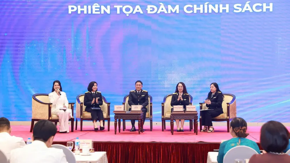 Các chuyên gia tham gia tọa đàm tại hội thảo. Ảnh: VGP