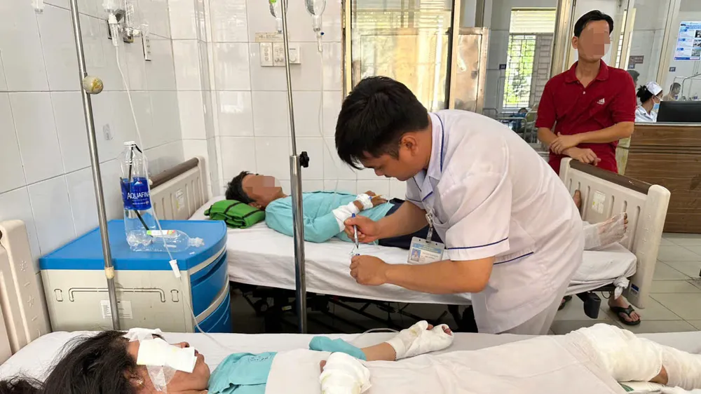 Nhân viên y tế Bệnh viện đa khoa Thống Nhất điều trị cho các nạn nhân. Ảnh: XUÂN TRUNG