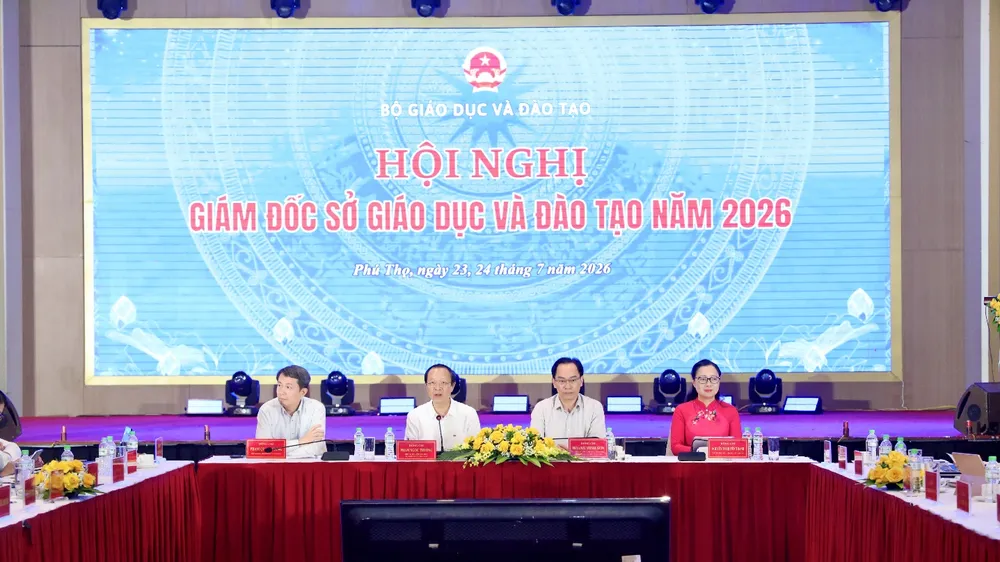 Bộ trưởng Bộ GD-ĐT Hoàng Minh Sơn và các Thứ trưởng Bộ GD-ĐT chủ trì hội nghị. Ảnh: THU MINH