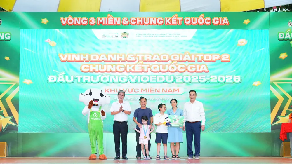 Ban tổ chức trao giải 2 toàn quốc cho thí sinh tại điểm thi TPHCM. Ảnh: LINH MAI