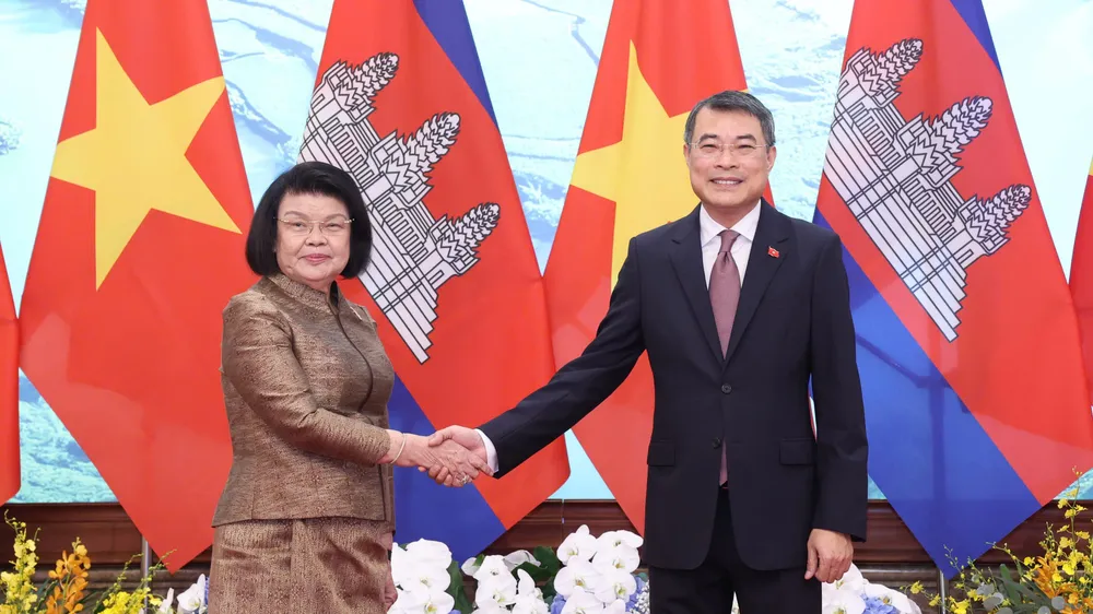Thủ tướng Lê Minh Hưng hội kiến Chủ tịch Quốc hội Campuchia Samdech Khuon Sudary, chiều 28-7. Ảnh: QUANG PHÚC