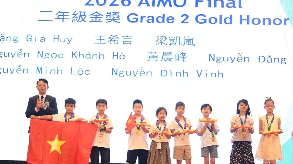 Trao giải cho các học sinh đoạt giải. Ảnh: THANH HÀ