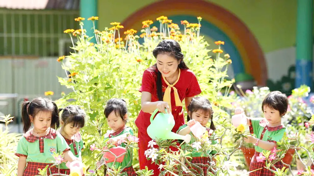 Cô trò Trường Mầm non Võ Thị Sáu (phường Dĩ An, TPHCM). ẢNH: THU TÂM