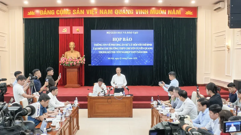 Sáng 5-8, Bộ GD-ĐT họp báo công bố hủy kết quả thi và cho thí sinh ở điểm thi Trường THPT chuyên Tuyên Quang thi lại. Ảnh: ĐỖ TRUNG