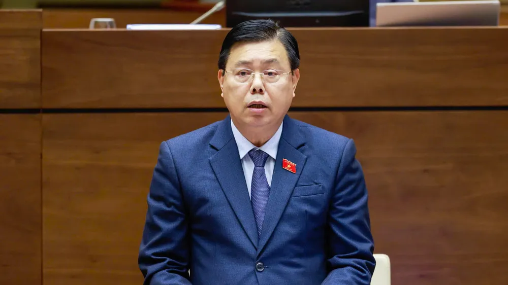 Bộ trưởng Bộ Nội vụ Nguyễn Tiến Hải phát biểu giải trình, làm rõ một số vấn đề đại biểu Quốc hội nêu, sáng 12-8. Ảnh: VIẾT CHUNG