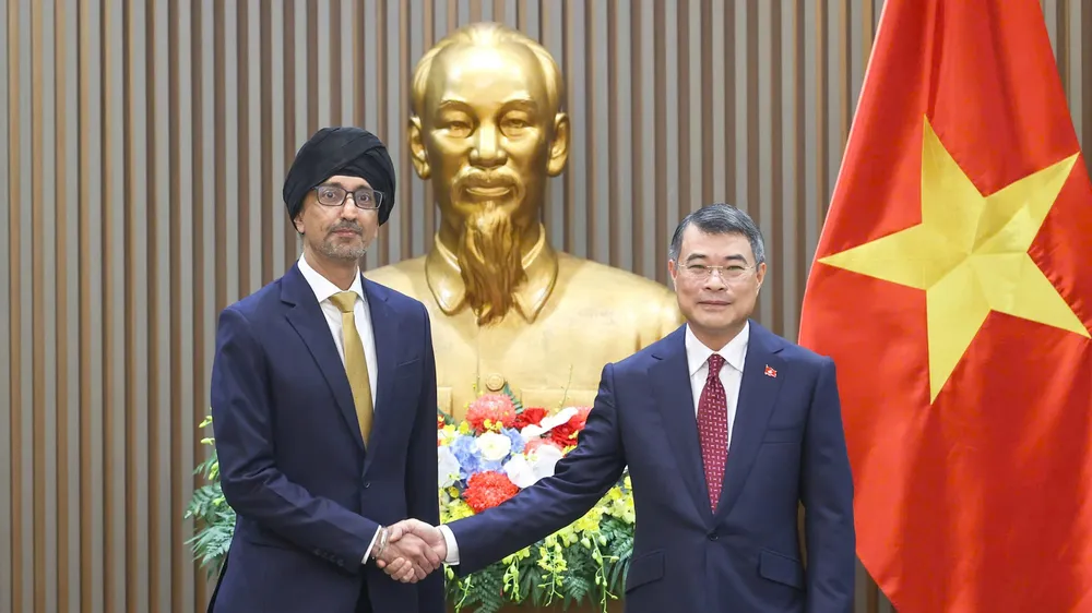 Thủ tướng Lê Minh Hưng tiếp Đại sứ Singapore Rajpal Singh, chiều 12-8. Ảnh: VIẾT CHUNG