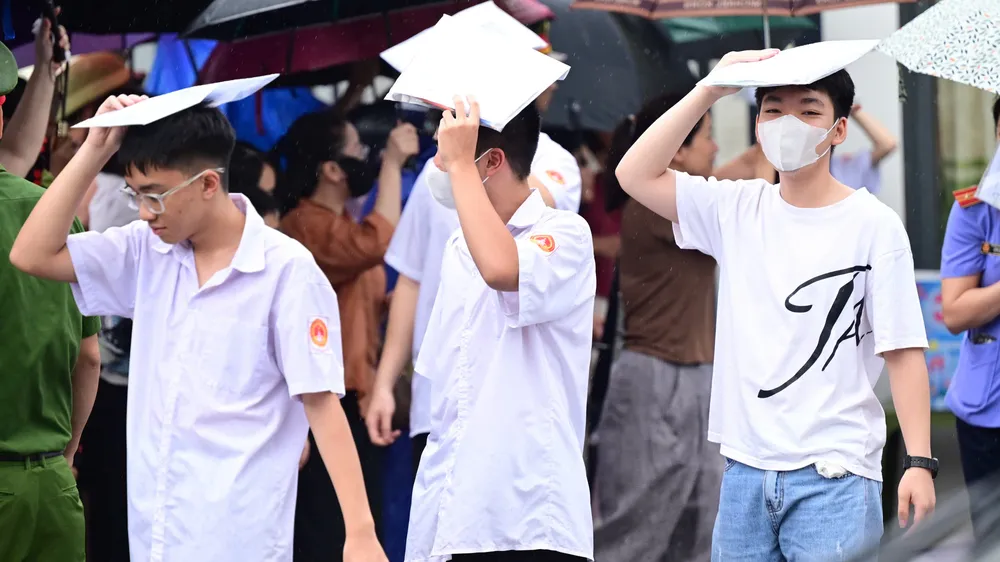 Thí sinh thi lại ở Điểm thi Trường THPT chuyên Tuyên Quang sáng 14-8. Ảnh: ĐỖ TRUNG 