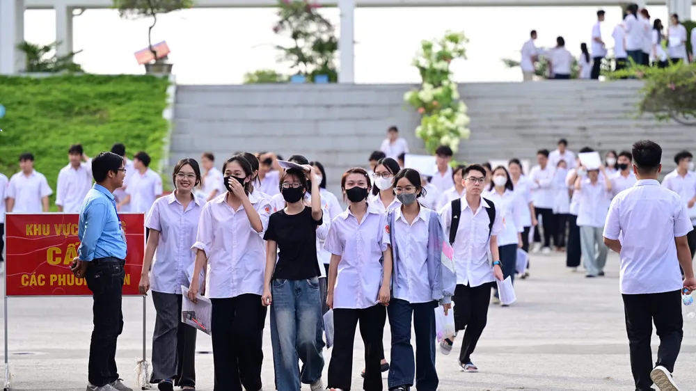 Thí sinh Tuyên Quang kết thúc môn thi Toán chiều 14-8. Ảnh: ĐỖ TRUNG 