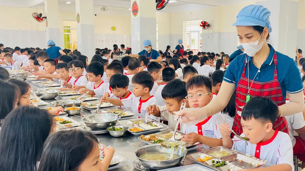 Bữa ăn bán trú của học sinh Trường Tiểu học Quang Trung, phường Tam Thắng, TPHCM. Ảnh KHÁNH CHI