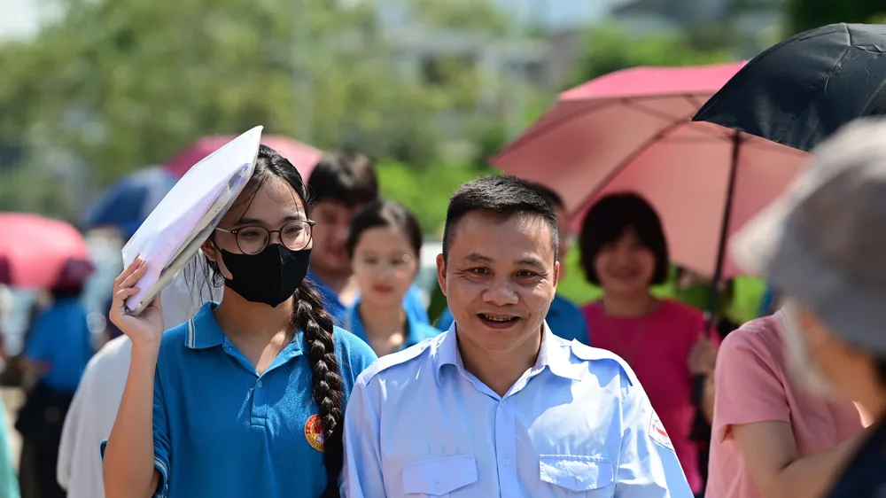 Thí sinh Trường THPT chuyên Tuyên Quang hoàn tất kỳ thi lại