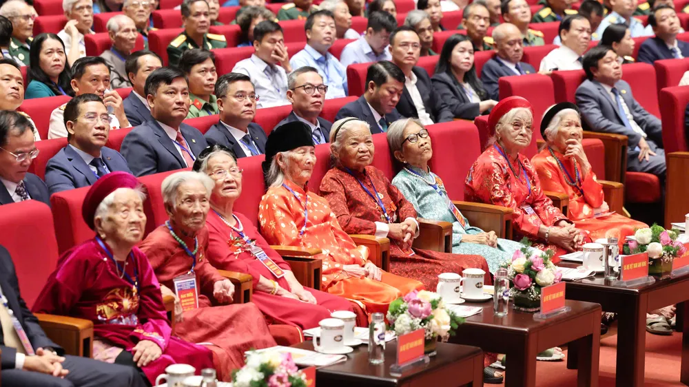 Các Mẹ Việt Nam Anh hùng tại hội nghị tri ân người có công với cách mạng toàn quốc năm 2026. Ảnh: QUANG PHÚC
