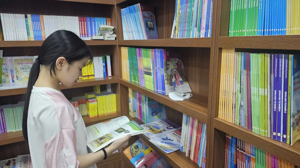 Nhiều phụ huynh, học sinh vẫn đang phải chật vật tìm mua SGK ở các cửa hàng. Ảnh: LÂM NGUYÊN