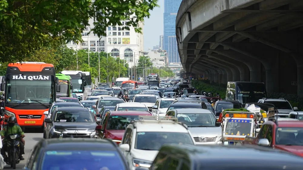 Tình trạng ùn tắc kéo dài trên tuyến đường Nguyễn Xiển (TP Hà Nội). Ảnh: VIẾT CHUNG
