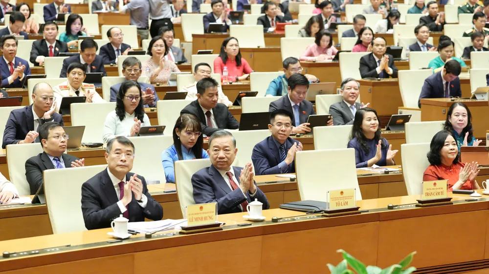 Tổng Bí thư, Chủ tịch nước Tô Lâm và Thủ tướng Lê Minh Hưng cùng các đại biểu Quốc hội tán thành thông qua các luật, nghị quyết, chiều 24-8. Ảnh: QUANG PHÚC