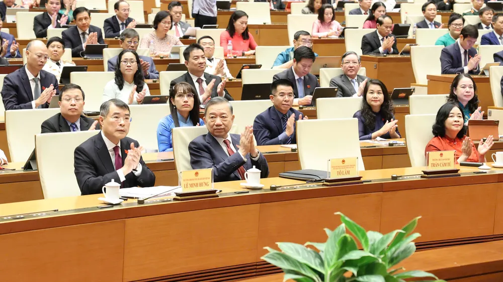 Tổng Bí thư, Chủ tịch nước Tô Lâm và Thủ tướng Lê Minh Hưng cùng các đại biểu tán thành Quốc hội thông qua các luật, nghị quyết, chiều 24-8. Ảnh QUANG PHÚC
