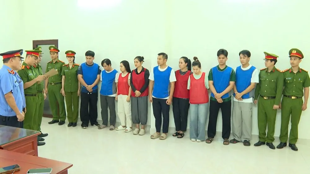 Cơ quan Cảnh sát điều tra Công an tỉnh Thanh Hóa thi hành lệnh khởi tố vụ án, khởi tố các bị can. Ảnh: Công an tỉnh Thanh Hóa