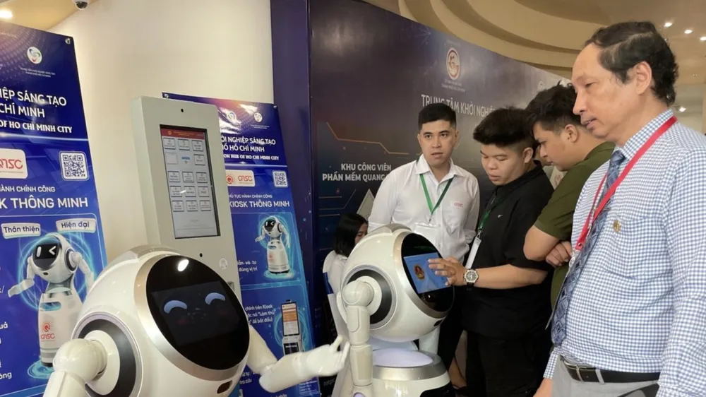Robot AI và ki ốt thông minh của Trung tâm Hỗ trợ và tư vấn chuyển đổi số TPHCM. Ảnh: KIM THANH