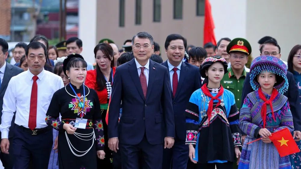 Thủ tướng Lê Minh Hưng dự lễ khai giảng tại Trường Phổ thông nội trú Tiểu học và THCS Mường Khương, xã Mường Khương, tỉnh Lào Cai. Ảnh: VIẾT CHUNG