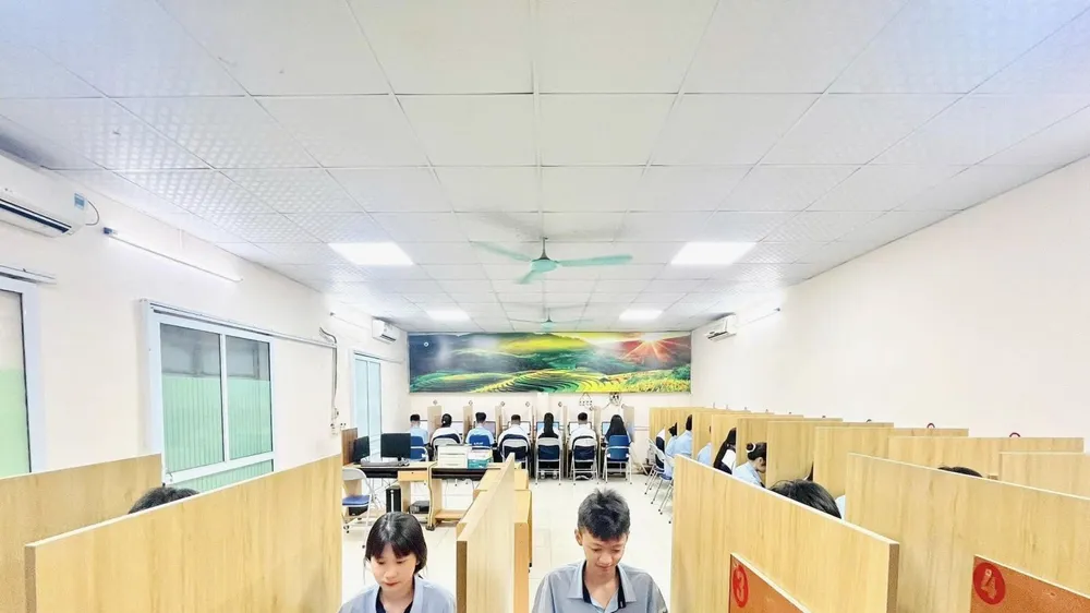 Đây là kỳ PISA lần đầu tiên Việt Nam chuyển từ làm bài trên giấy sang làm bài trên máy tính. Ảnh: MOET