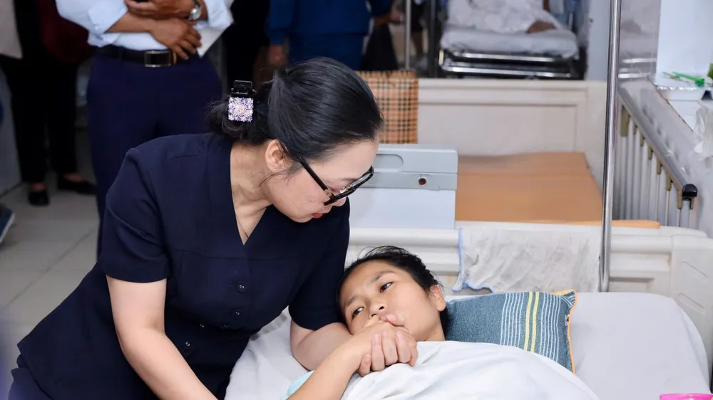 Thứ trưởng Bộ GD-ĐT Nguyễn Thị Quyên Thanh thăm hỏi, động viên cô giáo Hoàng Thị Hiền. Ảnh: TRẦN MẠNH
