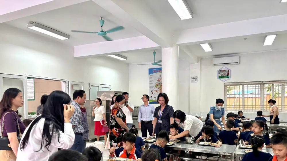 Sở GD-ĐT Hà Nội kiểm tra bữa ăn bán trú tại Trường Tiểu học Ngọc Lâm ngày 9-9-2026. Ảnh: Hồng Hạnh