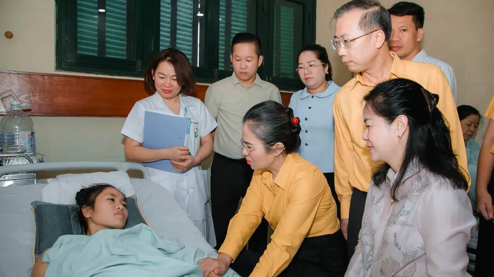 Đoàn cán bộ Ủy ban MTTQ Việt Nam tỉnh Nghệ An trao hỗ trợ đến cô giáo Hoàng Thị Hiền. Ảnh: MTTQ tỉnh Nghệ An