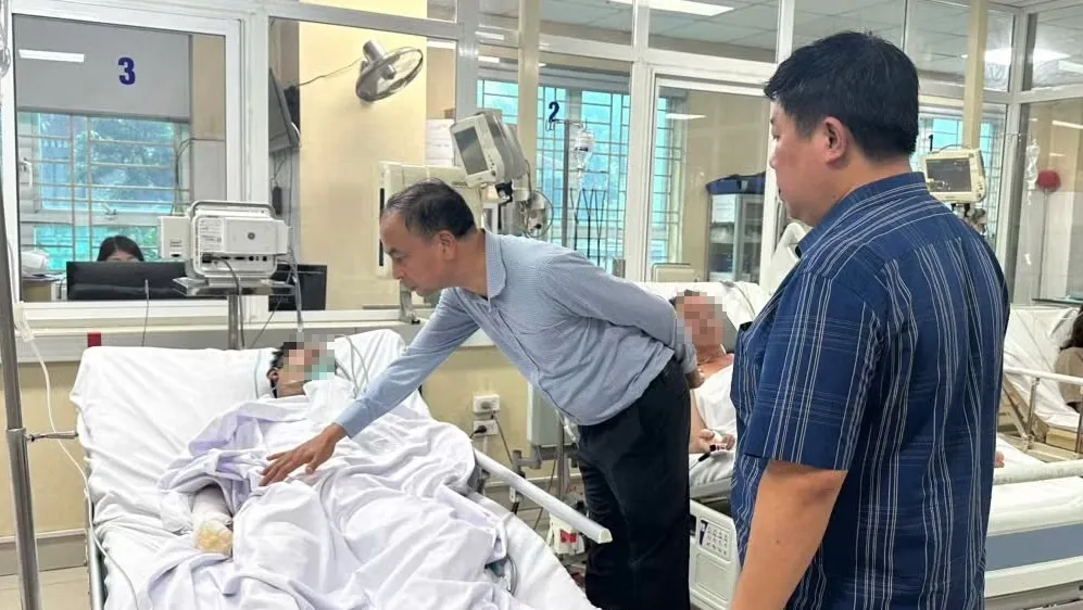 Lãnh đạo phường Tây Hồ thăm hỏi các nạn nhân bị thương trong vụ cháy. Ảnh: PHƯỜNG TÂY HỒ