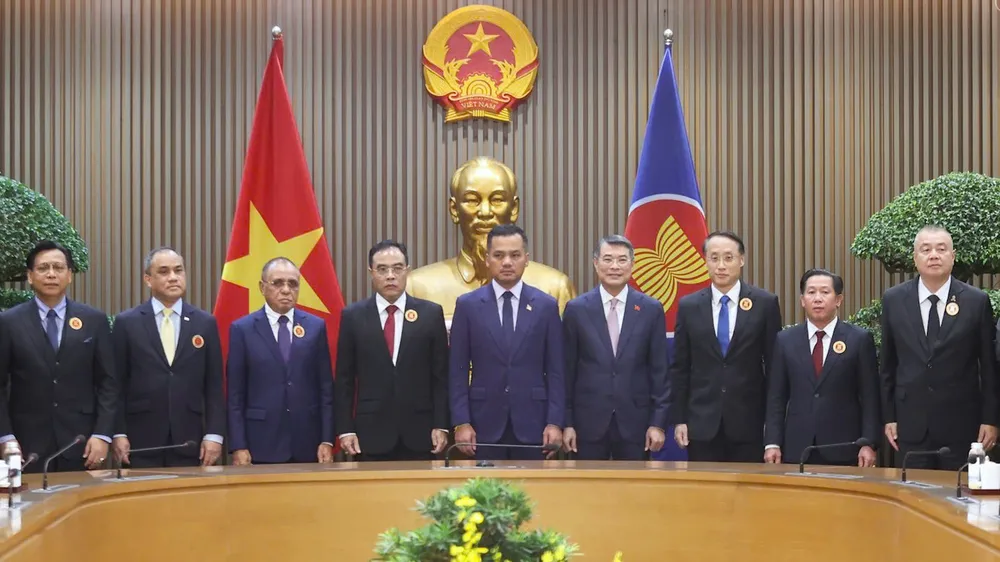 Thủ tướng Lê Minh Hưng tiếp Trưởng đoàn các nước ASEAN và Ban Thư ký ASEAN, chiều 30-9. Ảnh: VIẾT CHUNG