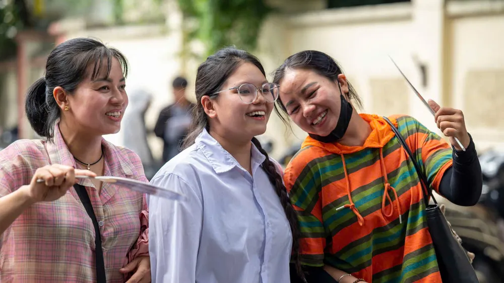 Cha mẹ yêu thương, đồng hành với con ở kỳ thi tốt nghiệp THPT. Ảnh: ĐỖ TRUNG