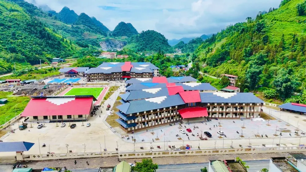 Toàn cảnh Trường phổ thông nội trú Tiểu học và THCS Mường Khương, xã Mường Khương, tỉnh Lào Cai giữa không gian vùng cao biên giới. Ảnh: MOET