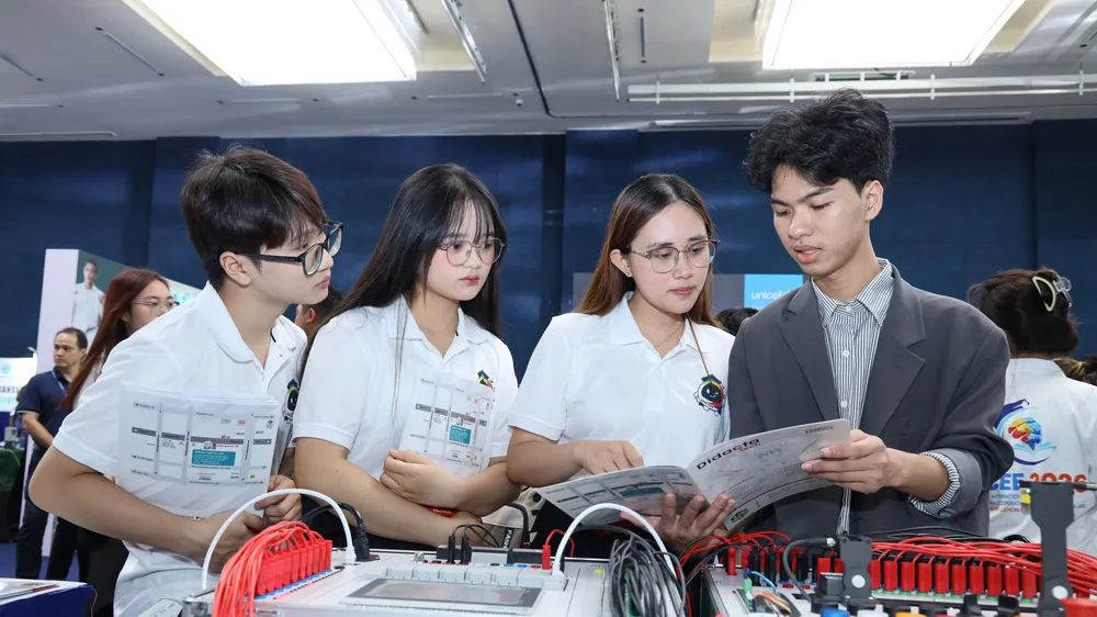 Đòi hỏi của doanh nghiệp đối với sinh viên ra trường ngày càng cao. Ảnh: NGUYỄN MẠNH 