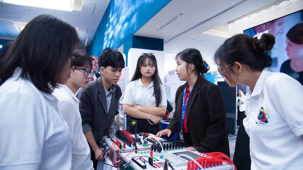 Các đại biểu trao đổi mô hình đào tạo tại Triển lãm Giáo dục và công nghệ giáo dục. Ảnh: NGUYỄN MẠNH